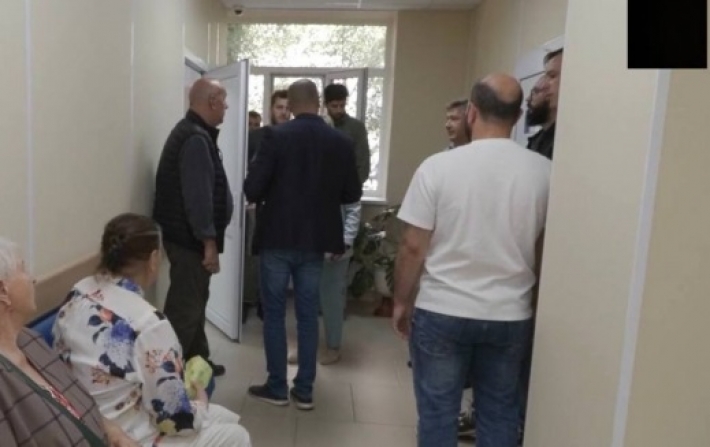 Приходится нарушать комендантский час: жители Мелитополя штурмуют кабинет нарколога