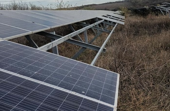 Будут судить преступную группировку, похитившую 350 солнечных панелей с территории электростанций, расположенных в зоне боевых действий на Запорожье (фото)