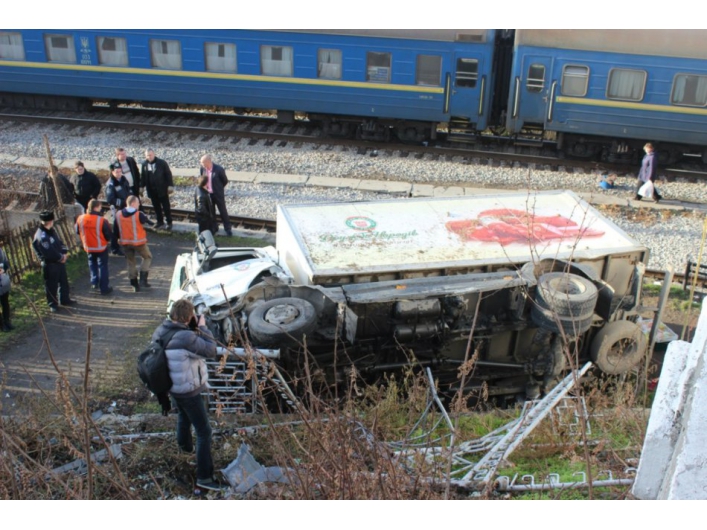 В Севастополе с моста сорвался грузовик с беременной пассажиркой