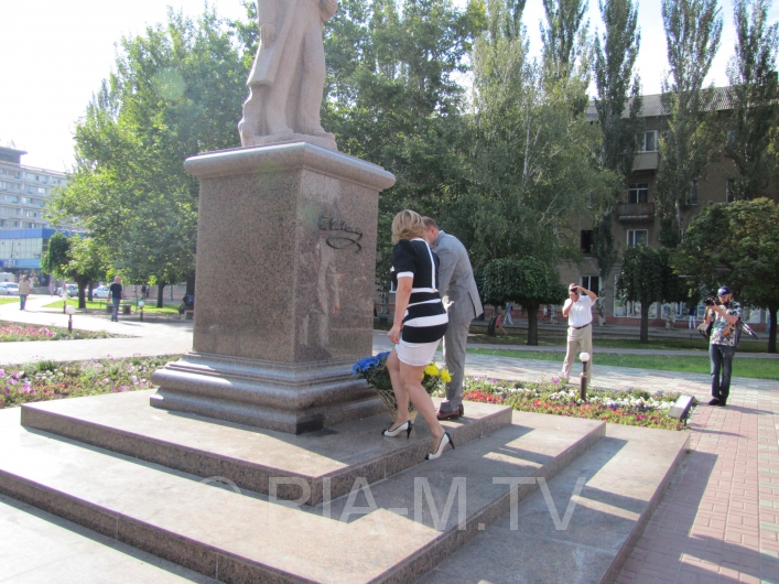 Возложение цветов к памятнику Шевченко