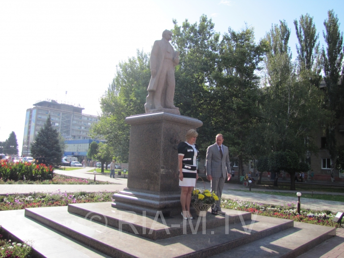 Возложение цветов к памятнику Шевченко