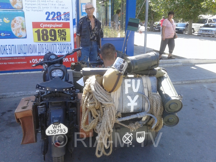 Немецкий мотоцикл с гранатометом разъезжает по городу