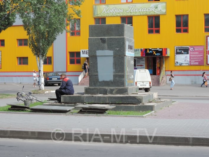 Постамент Ленина внизу на ц.рынке