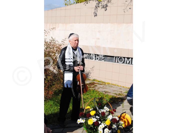 Холокост памятник, возложение цветов