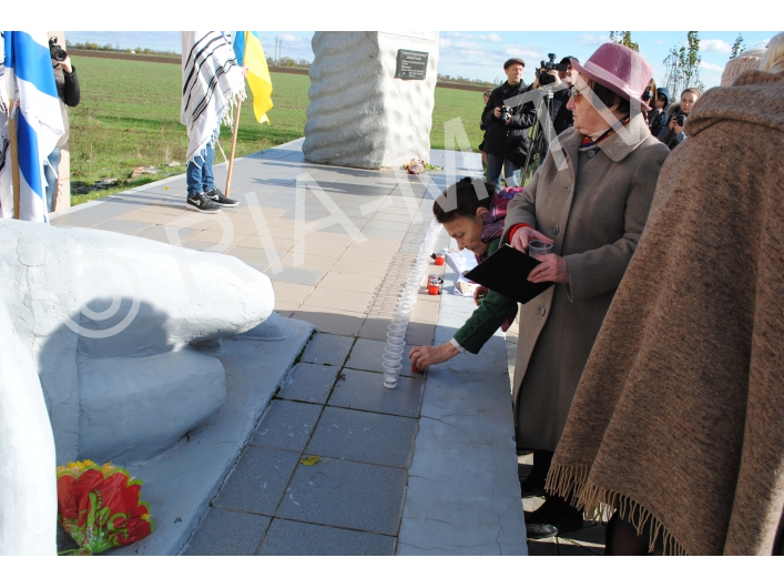 Холокост памятник, возложение цветов