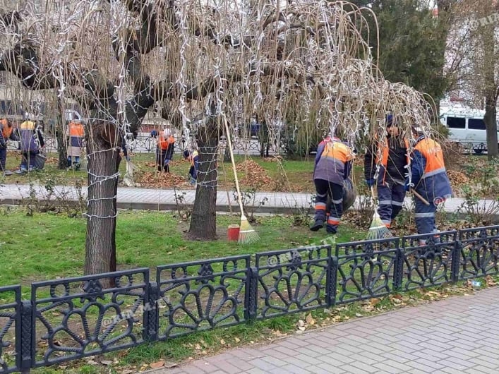 Уборка листвы в парке
