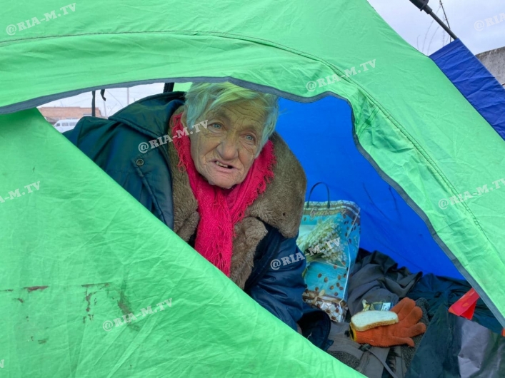 Бабушка спряталась в палатке