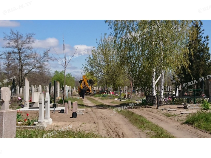 Кладбища Мелитополь убирают