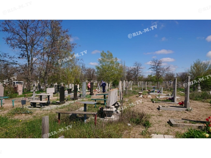 Кладбища Мелитополь убирают