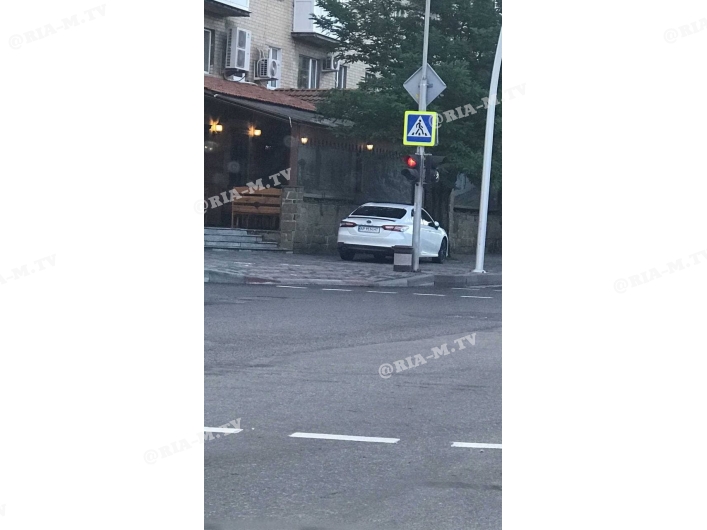 Тойота припаркована на тротуаре