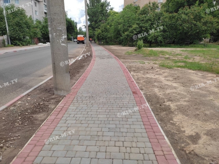 В Мелитополе моют тротуары