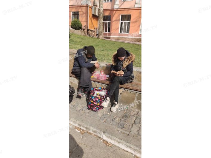 Читающие бомжи и солдаты РФ, угощающие кофе