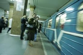 Через падіння людини в Києві зупинялося метро