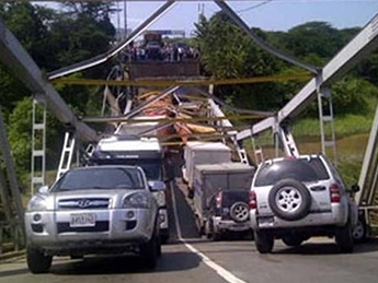 В Венесуэле обрушился автомобильный мост