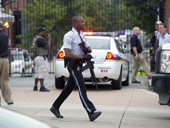 Бывший офицер полиции обстрелял из винтовки здание суда в США