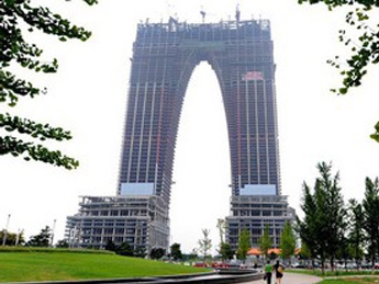 Китайцы соорудили "небоскреб-брюки", спровоцировав волну насмешек в интернете