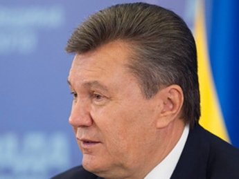 Януковичу в Донецке подарили картину и показали, как снимался Іван Сила