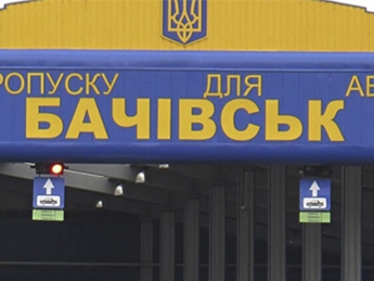 Украинские спасатели в связи с затором на границе с Россией оборудовали пункт обогрева
