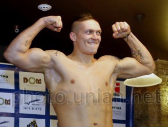Александр Усик выиграл второй профессиональный бой в карьере