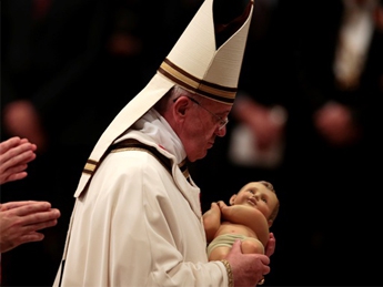 Папа Римский Франциск впервые возглавил рождественскую мессу