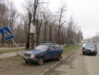 ДТП на проспекте Б. Хмельницкого - от удара "Таврия" вылетела на газон (фоторепортаж)