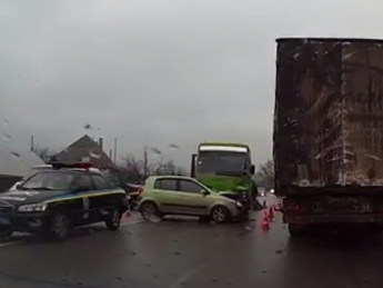 В Харьковской области страшная авария спровоцировала пробку (видео)