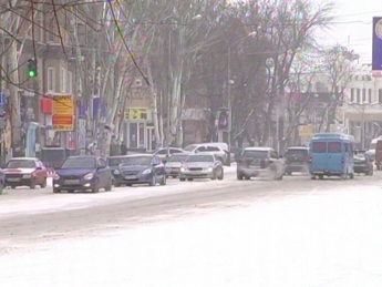 Коммунальщики пытаются угнаться за снегопадом - идет расчистка дорог