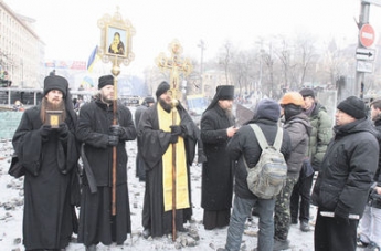 Как священники уговорили протестующих на Грушевского приостановить противостояние