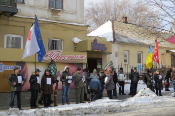 В Мелитополе оппозиция провела под стенами горисполкома пикет-реквием (фоторепортаж)