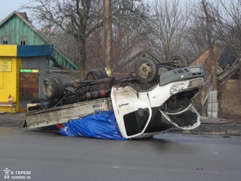 ДТП в Запорожье: Газель перевернута, Шевроле без переда (фото)