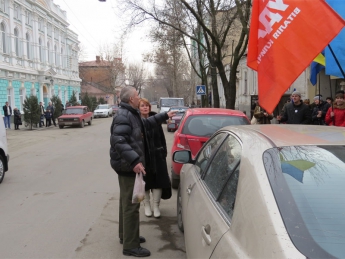 Под стенами мелитопольского горисполкома оппозиционеры скандировали "Пьянству бой!"