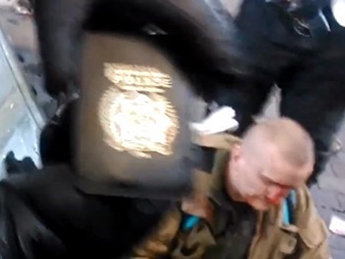 Беркут на Майдане задержал полицейского c европейским удостоверением(видео)
