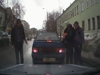 Видеорегистратор спас водителя от автоподставы (видео)