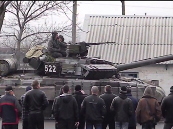 Жители маленького села в Запорожской области встречали танки (видео)