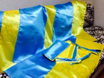Запорожец бесплатно раздает украинские флаги