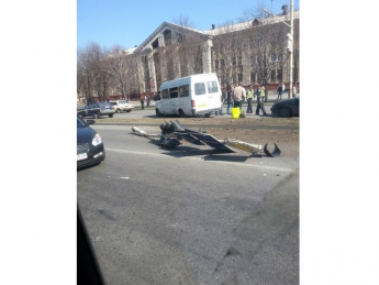 Авария в центре Запорожья: столкнулись легковушка и маршрутка (видео)