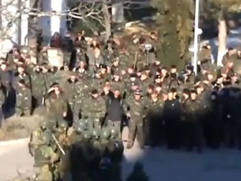 Штурм украинской авиачасти в Бельбеке: украинские военные защищают государственный флаг(видео)