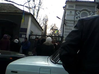 В Мелитополе блокируют выезд военкоматовских автобусов с мобилизованными (видео)