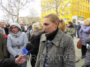 Мелитопольские жены и матери рыдают на пороге горвоенкомата (видео)