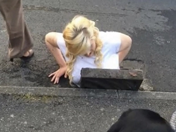 Блондинка застряла в канализации, пытаясь достать iPhone 5(видео)