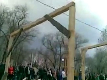 Пророссийские митингующие строят виселицы для "бандеровцев"(видео)