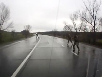 Машину, сопровождающую груз из Запорожья, обстреляли неизвестные (видео)
