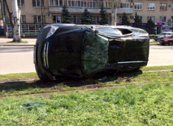В Запорожье на трамвайных путях перевернулась иномарка (ФОТО)