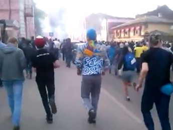Харьков: драка ультрас и активистов с георгиевскими ленточками (видео)