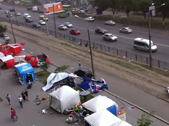 В Харькове ветер расбросал торговые палатки (видео)