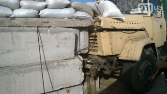 В запорожский блокпост врезался грузовик (фото)