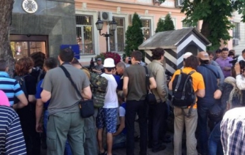 Майдановцы попытались прорваться в здание Госпогранслужбы, их “остудили” брандспойтом