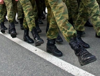 Солдат-срочников, призванных в прошлом году, могут задержать на службе еще на полгода