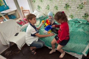 В оздоровительный лагерь в Алтагире привезли детей из Славянска. Нужна помощь