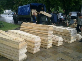 В Луганске к зданию ОГА привезли гробы (фото)
